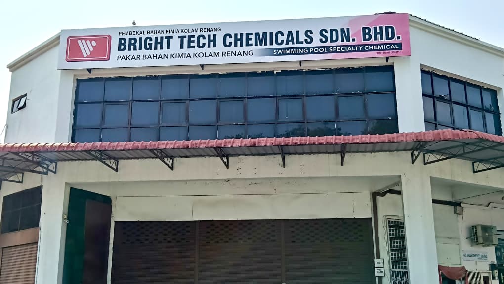 Bright Tech pool specialist at work